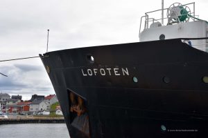 Schiff Lofoten im Hafen von Honningsvag