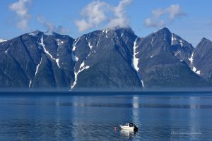 Fjord und Berge