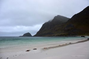 Strand mit türkisgrünem Wasser