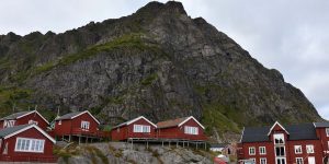 Rote Holzhäuser auf den Lofoten