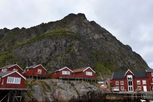 Rote Holzhäuser auf den Lofoten