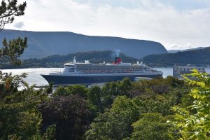 Die Queen Mary 2 im Hafen von Alesund