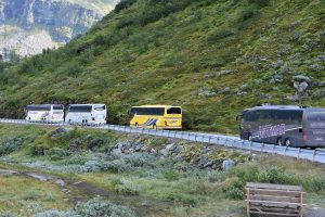 Viele Touristen in Bussen unterwegs