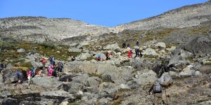 Viele Wanderer auf dem Weg zum Gipfel