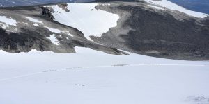 Wanderer mit Seilsicherung auf dem Gletscher