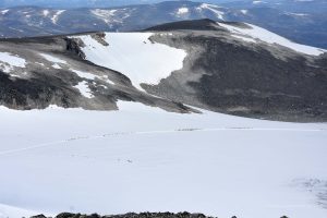 Wanderer mit Seilsicherung auf dem Gletscher