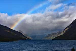 Regenbogen über dem Gjendesee