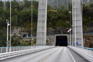 Von der Brücke direkt in den Berg