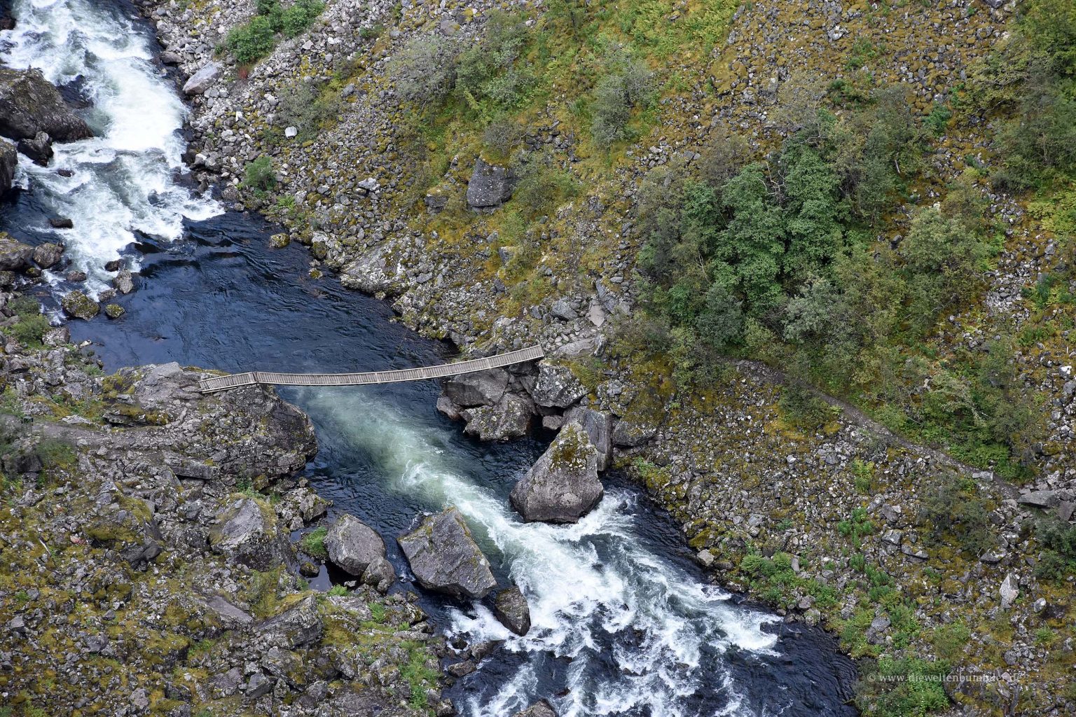Brücke am Wasserfall Vorringsfossen