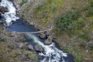 Brücke am Wasserfall Vorringsfossen