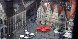 Ausblick durch ein Gitter