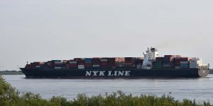 Frachtschiff auf der Elbe