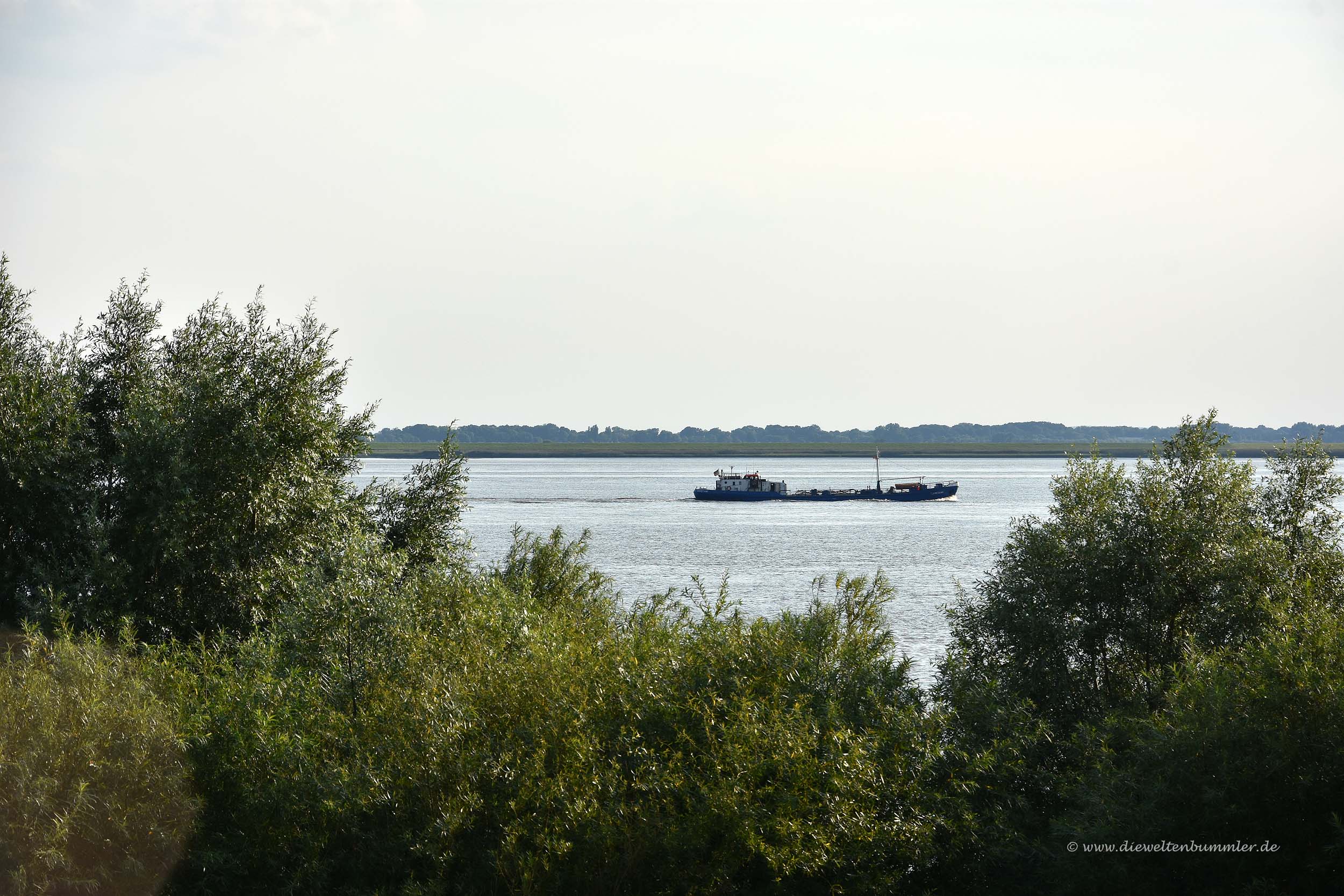 Schiffsverkehr auf der Elbe