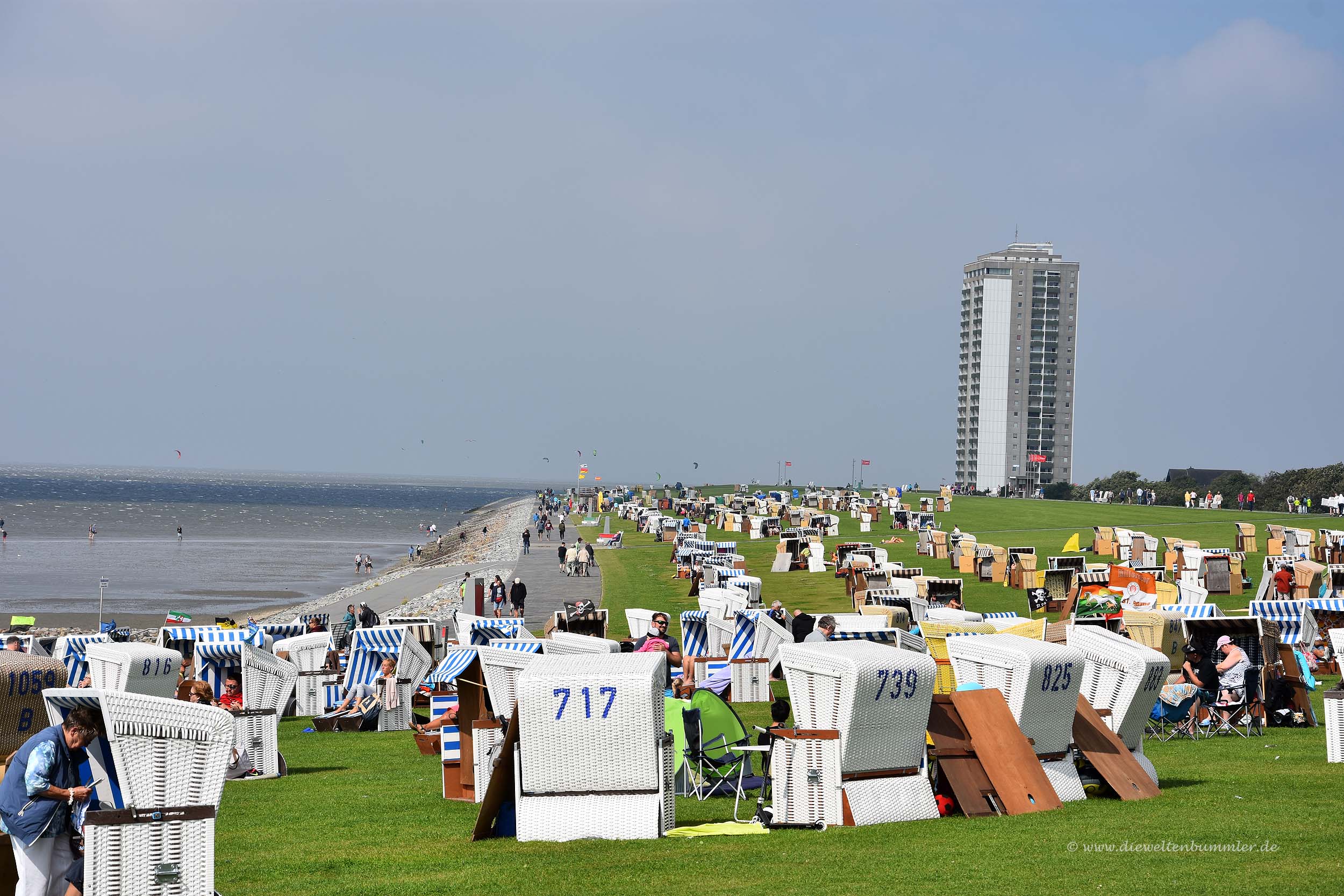 Hochhaus und Strand in Büsum
