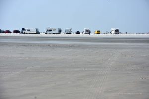 Weiter Strand mit Autos