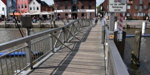 Fußgängerbrücke im Husumer Hafen