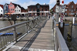 Fußgängerbrücke im Husumer Hafen