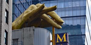 Hand auf dem Dach von Madame Tussaud