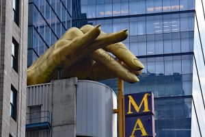 Hand auf dem Dach von Madame Tussaud