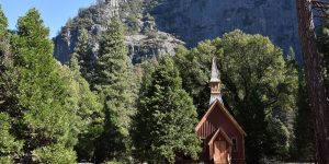 Kleine Kapelle im Tal