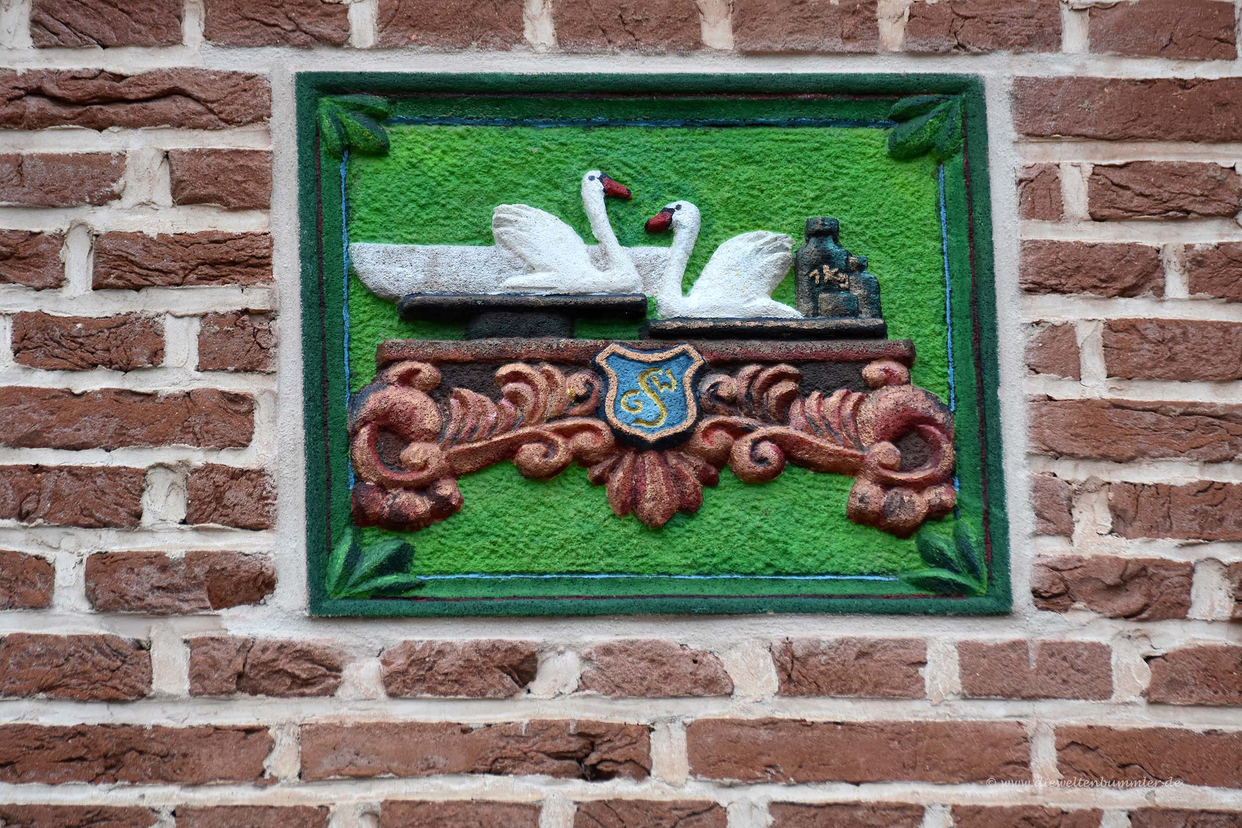 Zwei Schwäne auf einer Waage