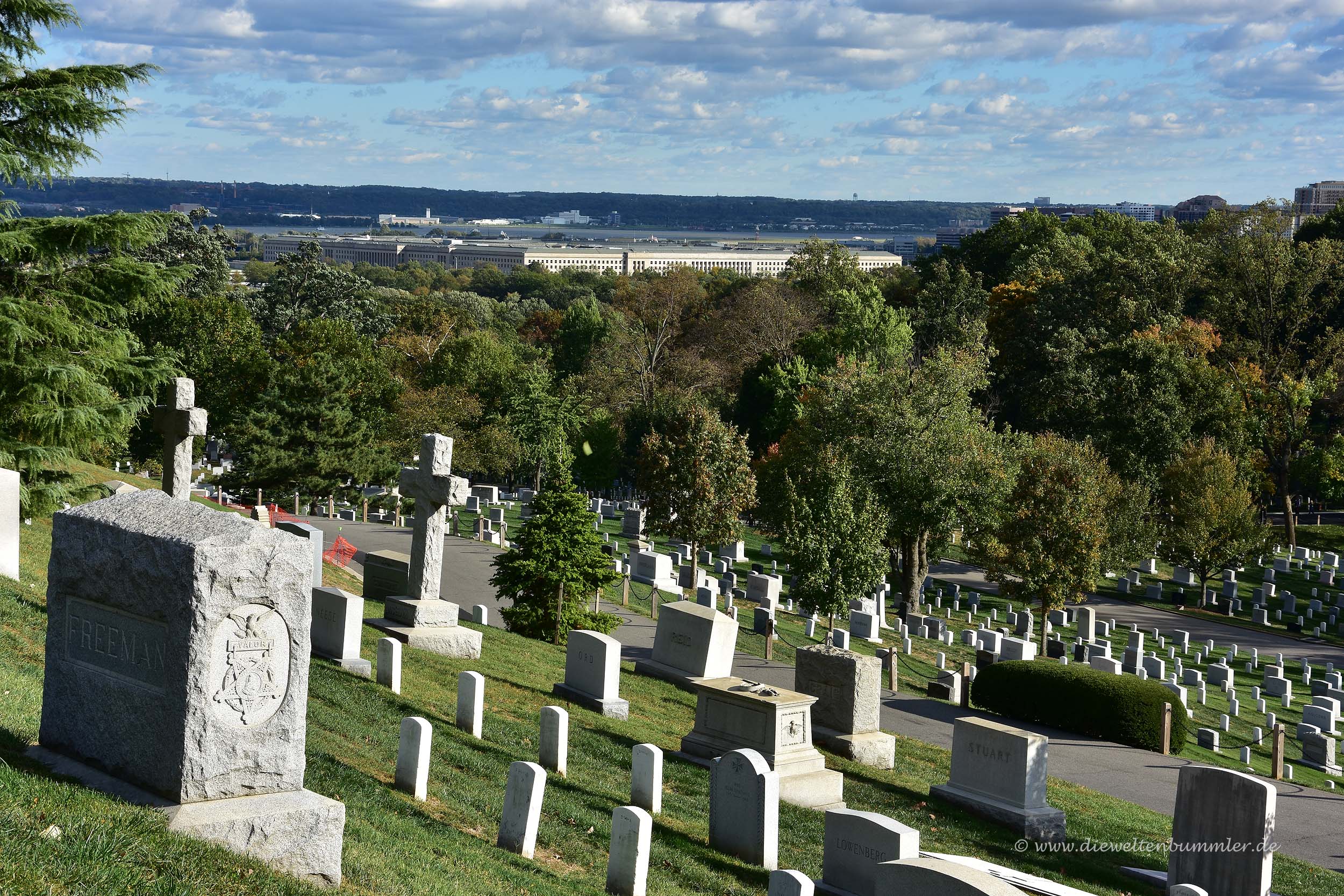 Blick über die Gräber zum Pentagon