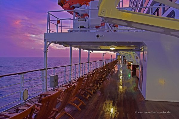 Das Außendeck am Abend | Die Weltenbummler