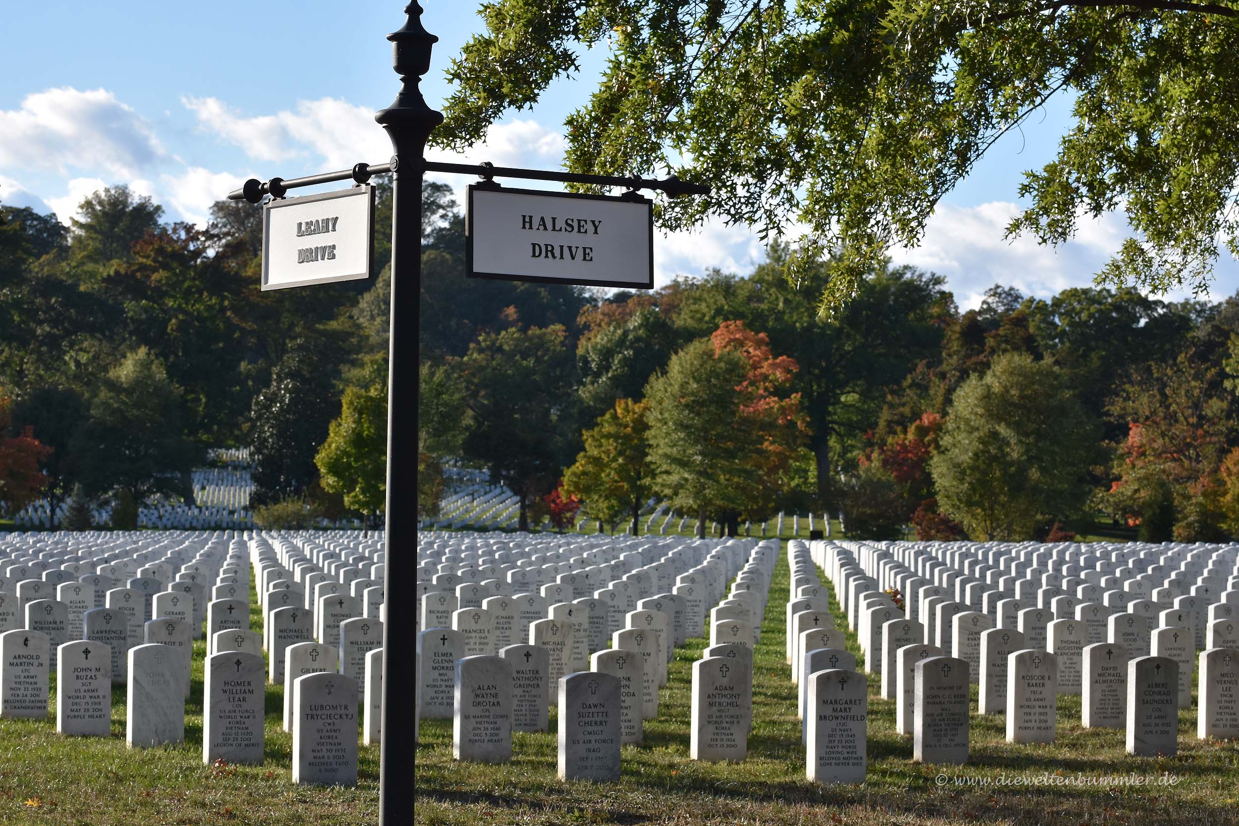 Der Nationalfriedhof braucht wegen seiner Größe eigene Straßen