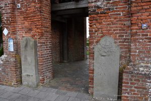 Grabsteine am Glockenturm