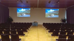 Großer Saal mit zwei Projektionsflächen