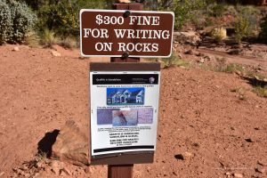 Richtig so - Ritzen der Felswände verboten