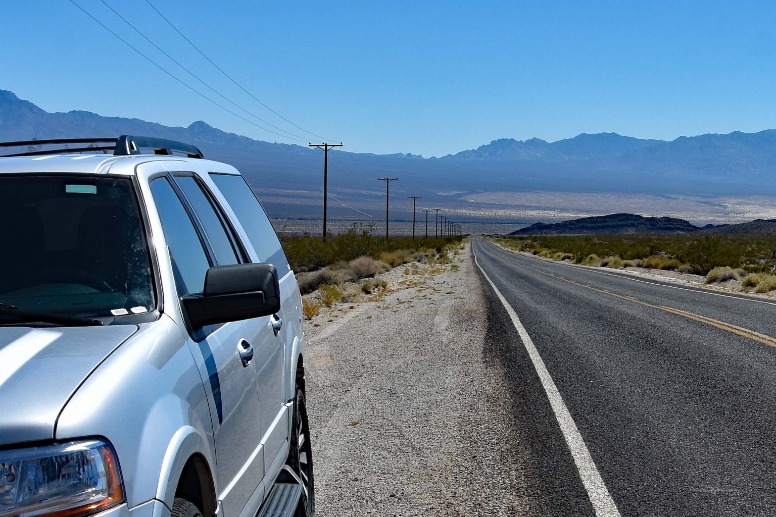 SUV in der Mojave-Wüste