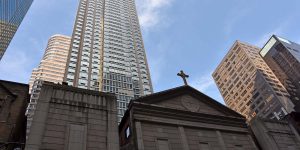 St Agneskirche mit 2 Grand Central Tower links im Hintergrund