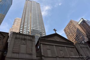 St Agneskirche mit 2 Grand Central Tower links im Hintergrund