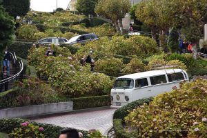 VW-Bus in der Lombard Street