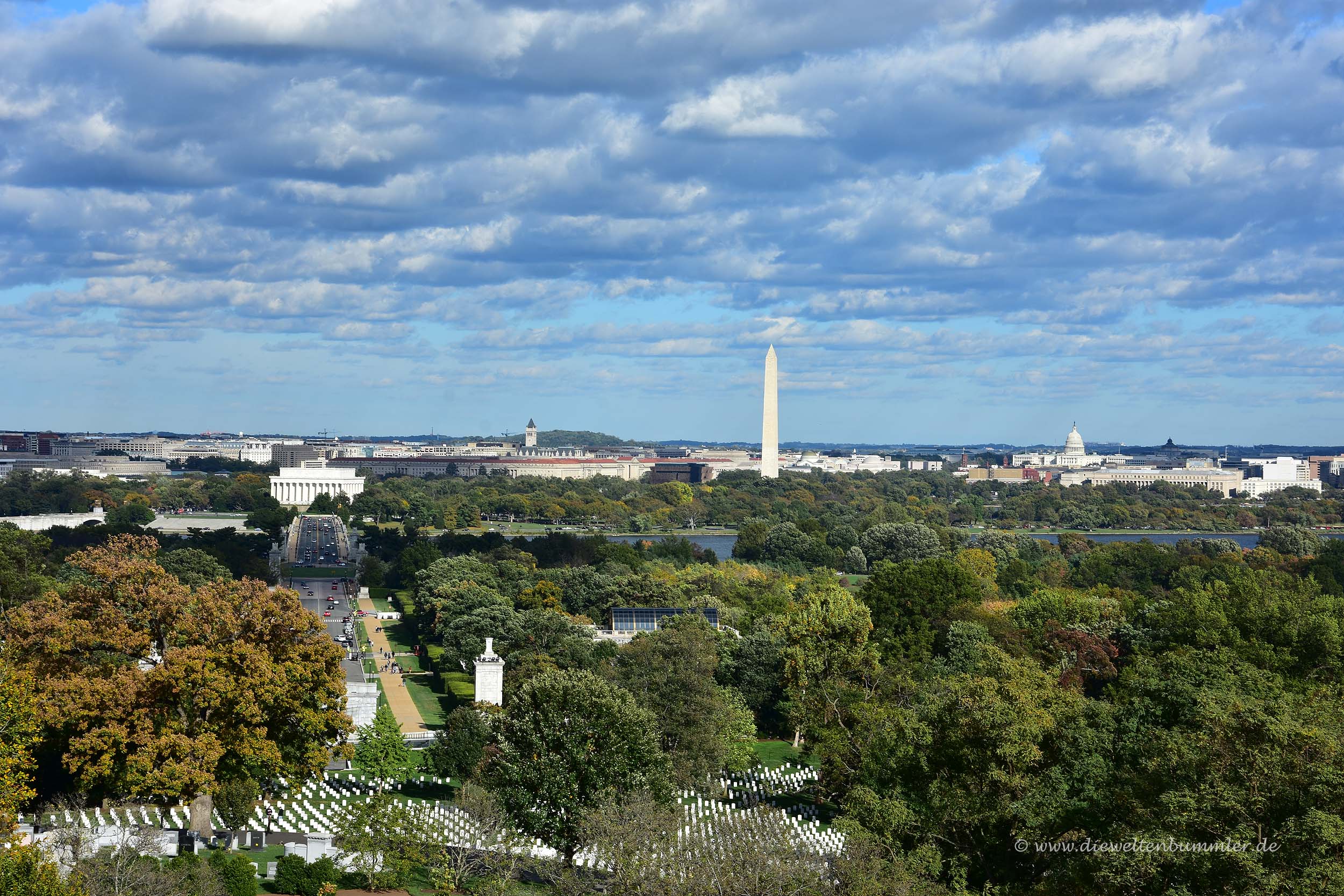 Vorne die Gräber und hinten Washington