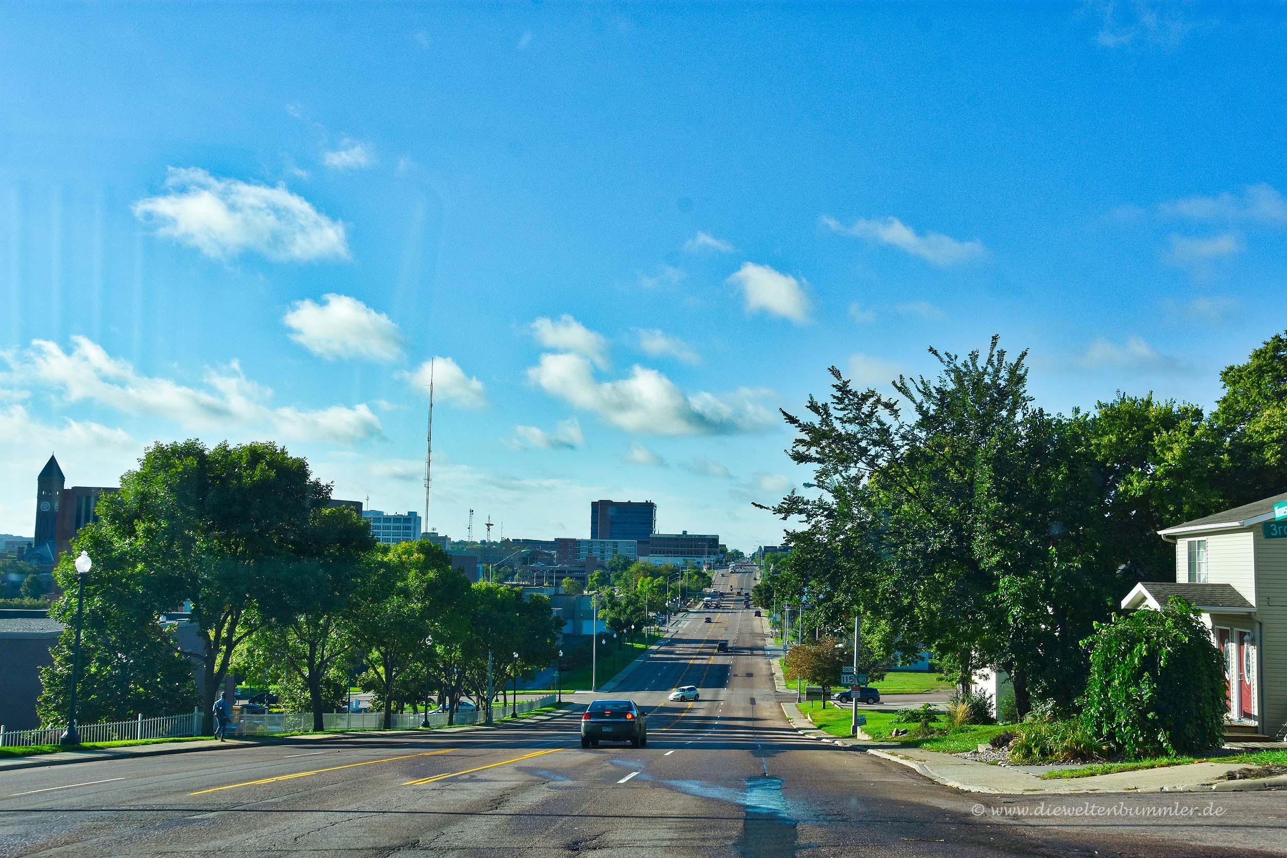 Breite Straße in die Stadt hinein