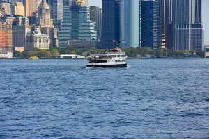 Fähre zwischen Ellis Island und Manhattan