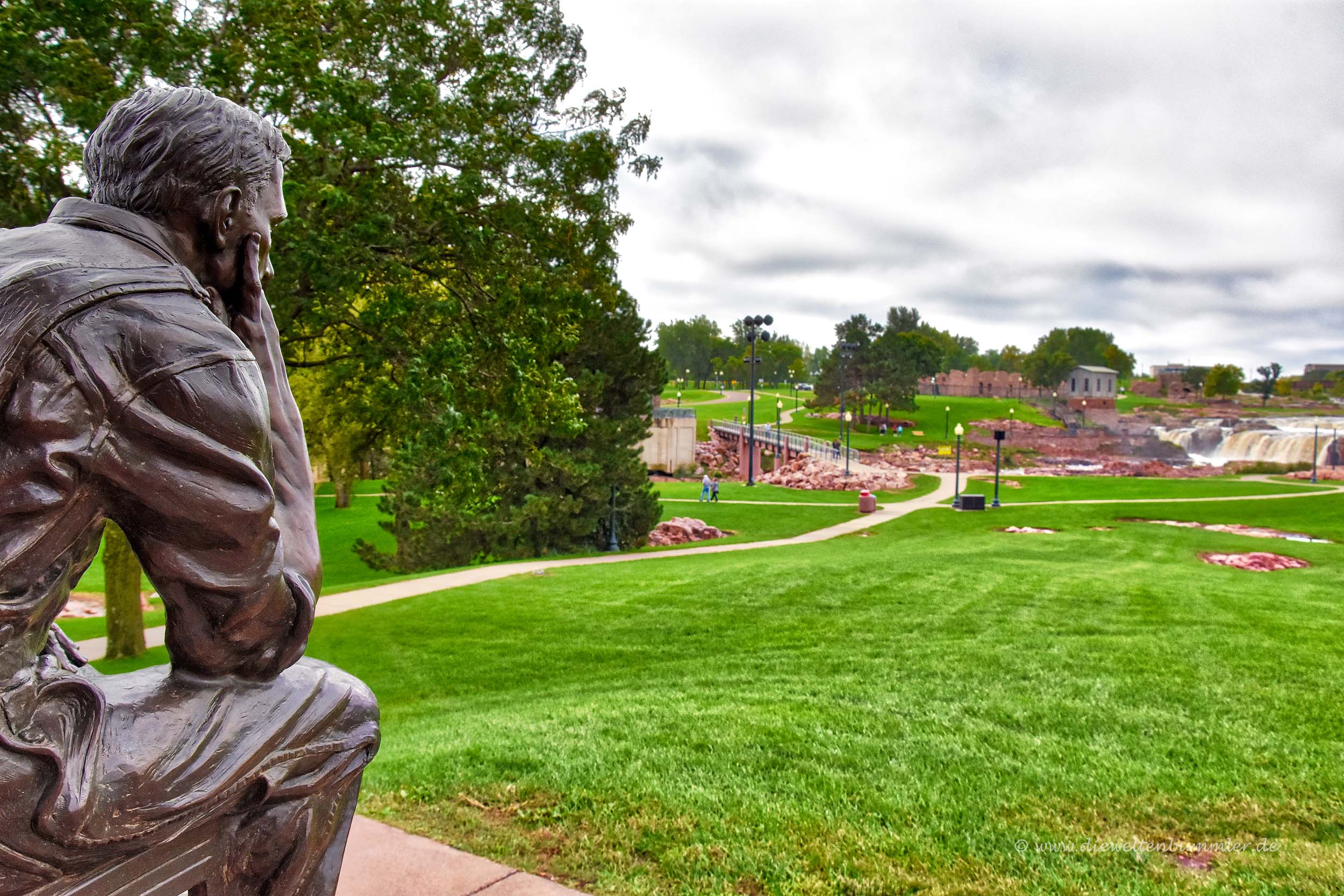 Skulptur am Rande des Parks