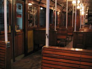 Holzklasse in der Metro von Buenos Aires