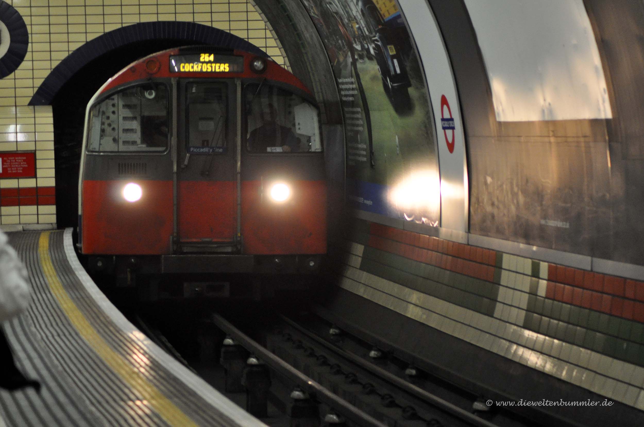 The Tube in London fährt ein