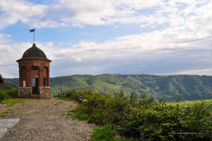 Collis-Turm oberhalb von Zell