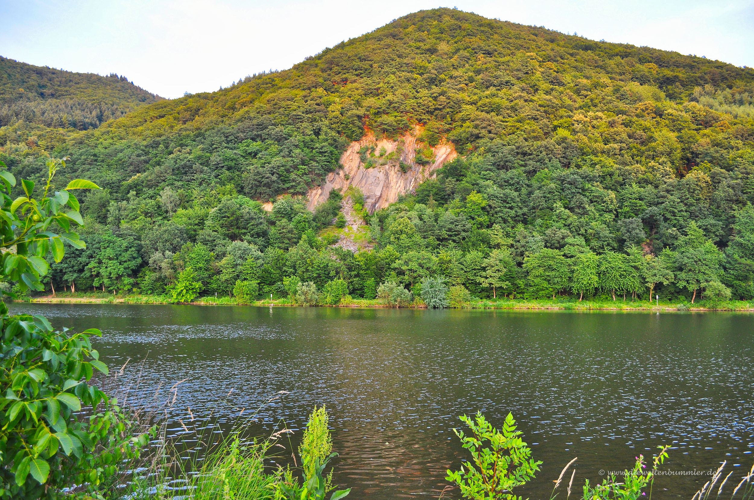Durch diese Felswand muss man wandern