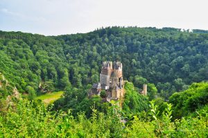 Einsame Burg an der Mosel