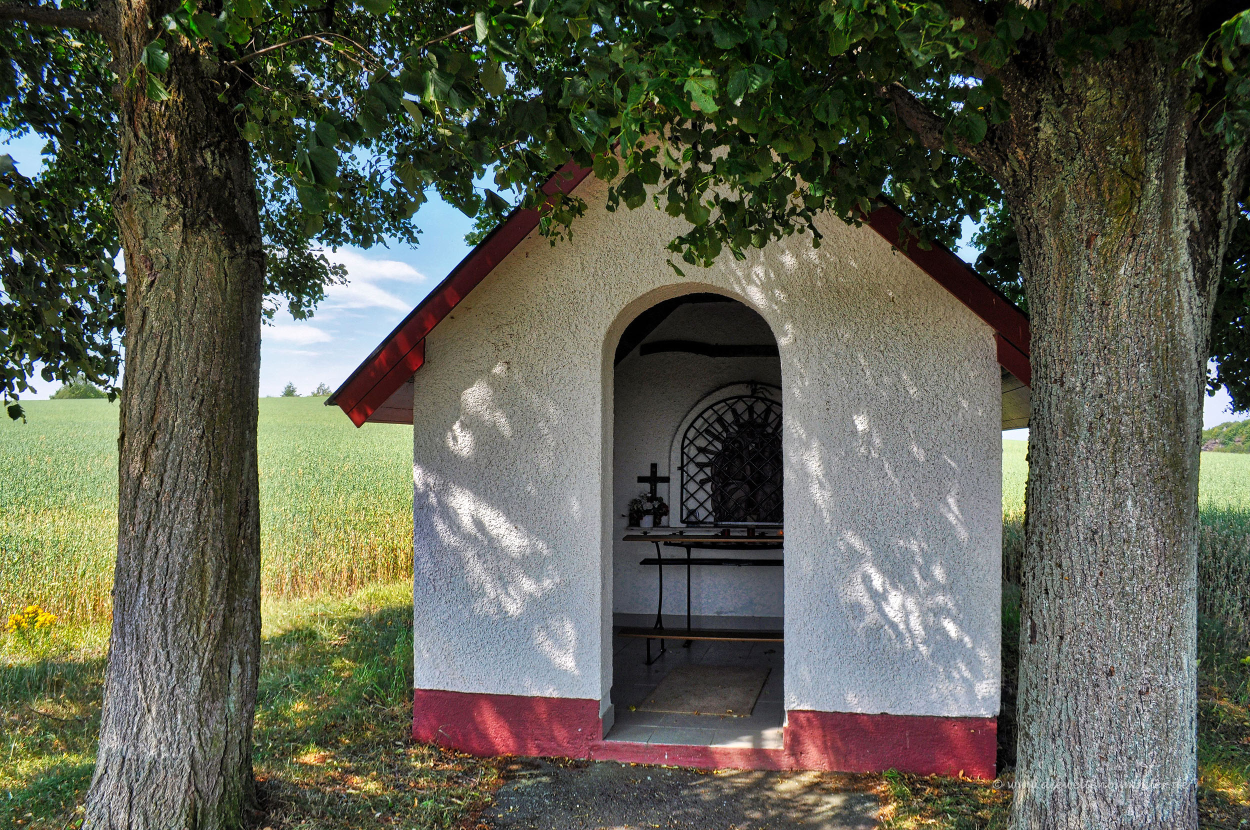 Kleine Kapelle am Wegesrand