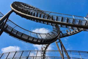 Waghalsige Treppenstufen führen durch das Bauwerk