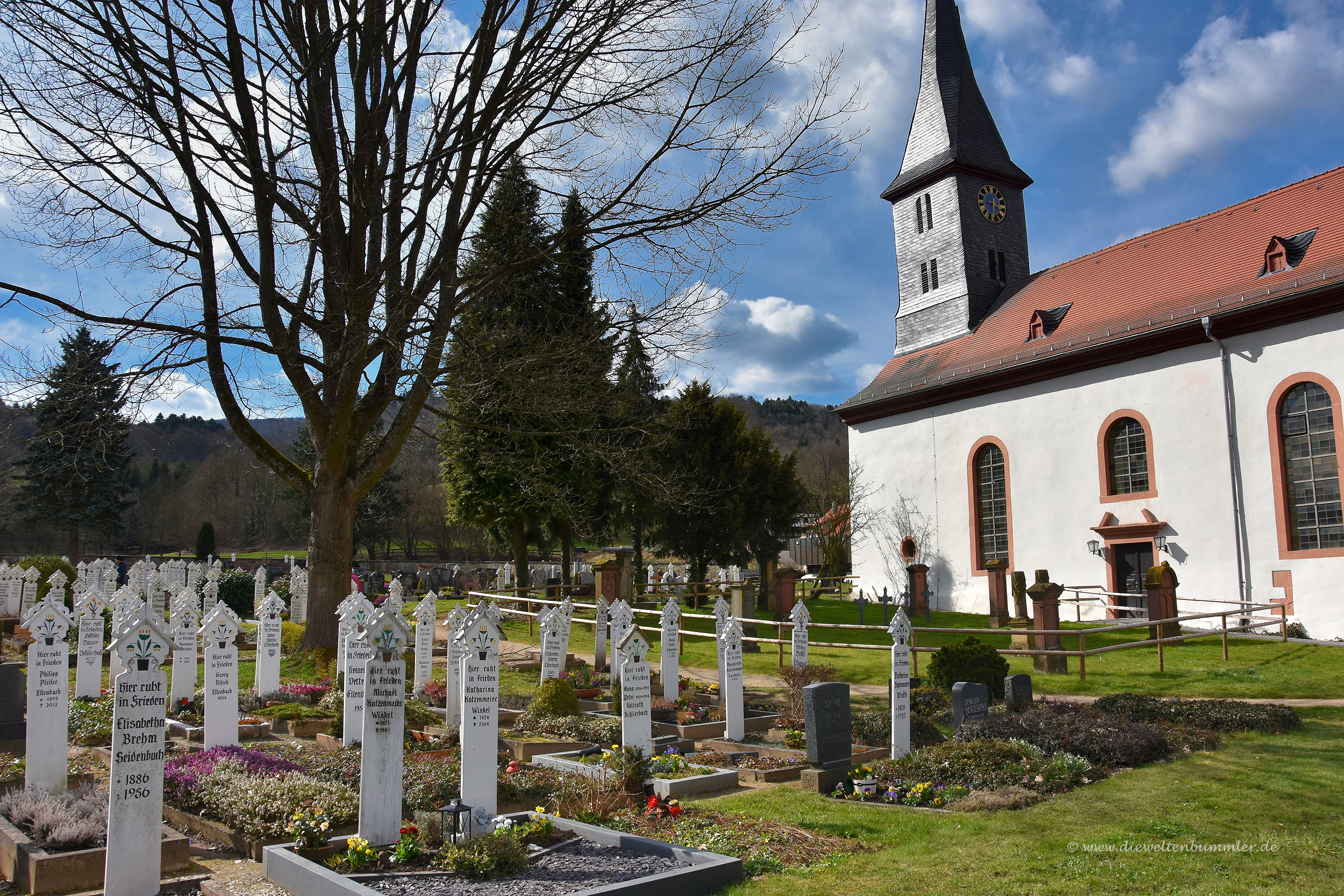 Stickel auf dem Friedhof
