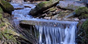 Kleiner Wasserfall in der Schlucht