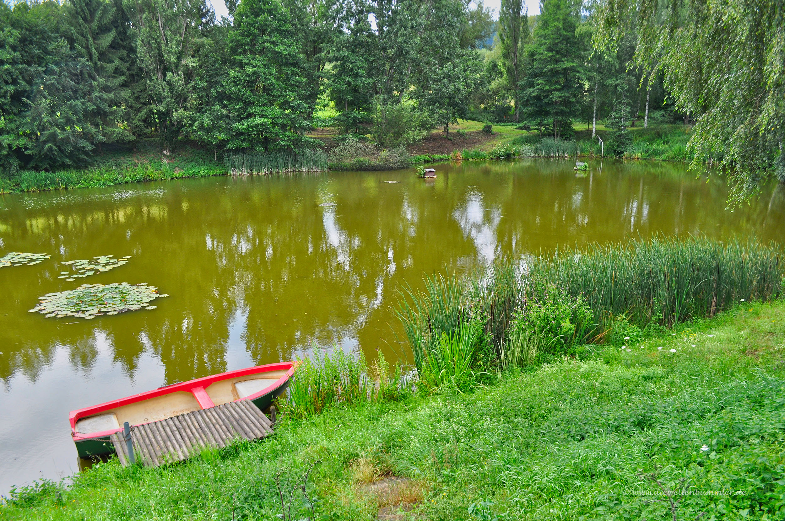 Diesen Fischweiher passiert man