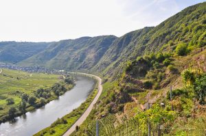 Rechts geht es durch den Klettersteig